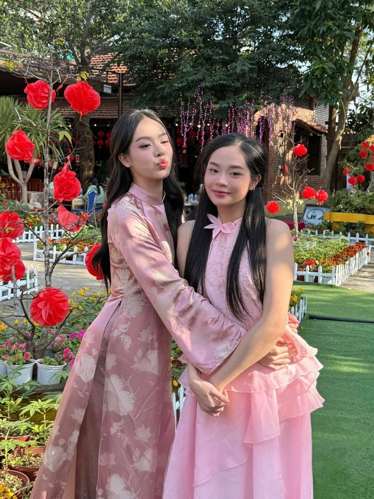 Dù mới 17 tuổi, Thanh Hằng đã sở hữu chiều cao gần bằng chị gái.