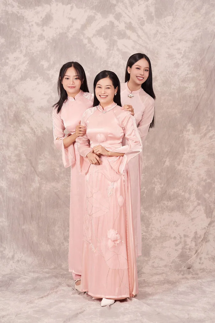 Thanh Thủy và Thanh Hằng thừa hưởng nhiều đường nét xinh đẹp từ mẹ ruột.