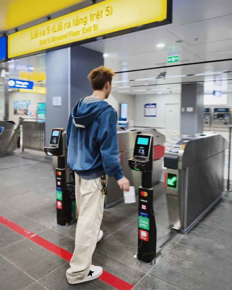 Loạt ảnh tại nhà ga metro của Sơn Tùng M-TP mới đây cũng gây sốt.