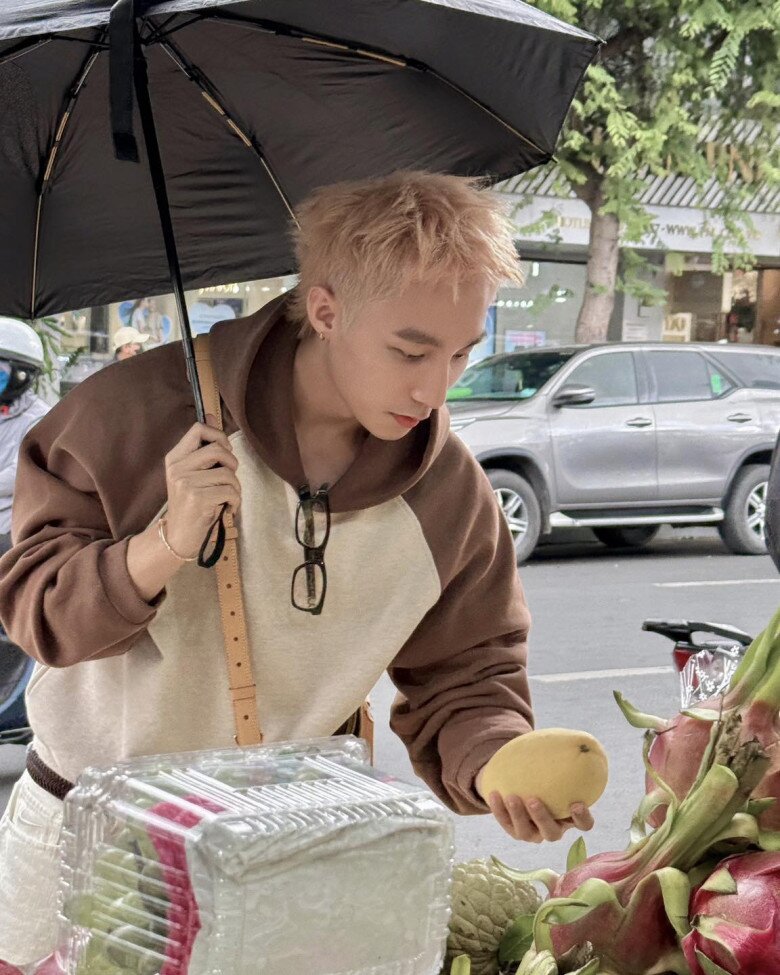 Hình ảnh Sơn Tùng M-TP xuất hiện ngay trước chợ Bến Thành.