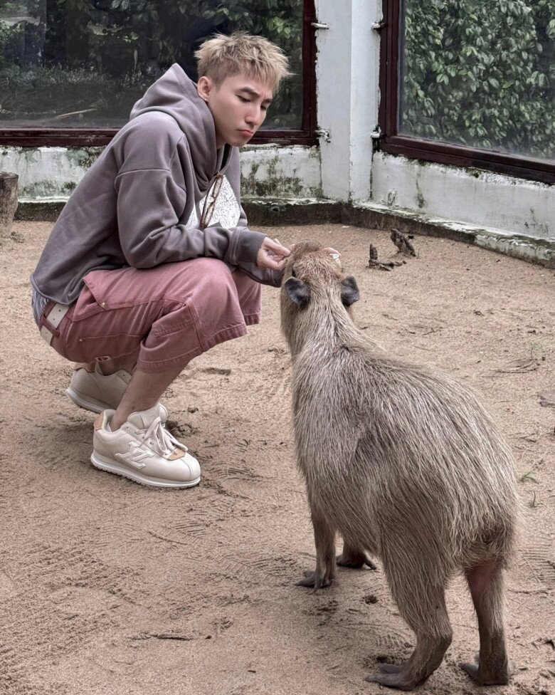 Ngay sau đó, rất đông các bạn trẻ đã có mặt tại đây để lưu lại những khoảnh khắc giống Sơn Tùng M-TP.