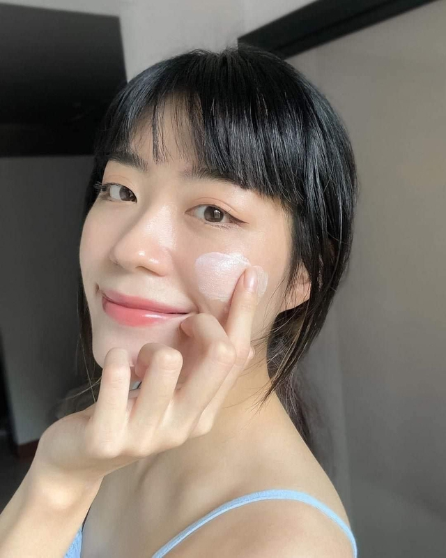 Dù trời lạnh và ít nắng, tia UVA vẫn có thể gây hại cho da. Hãy dùng kem chống nắng phổ rộng mỗi ngày, kể cả khi ở trong nhà gần cửa sổ. Thoa lại sau vài giờ nếu ở ngoài trời lâu để bảo vệ da khỏi lão hóa và sạm màu.