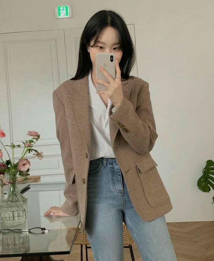 Kết hợp quần jeans ống đứng với áo dạ ngắn tạo vẻ trẻ trung, khỏe khoắn. Công thức dễ ứng dụng cho đi làm, đi học, đi cà phê, phù hợp nhiều dáng người.