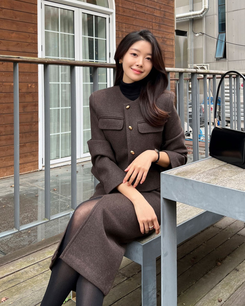 Áo dạ ngắn phối chân váy giúp outfit mềm mại nhưng vẫn thanh lịch. Phom áo ngắn giữ tỷ lệ dáng đẹp, hợp váy ngắn lẫn dài. Dễ diện đi làm lẫn dạo phố.