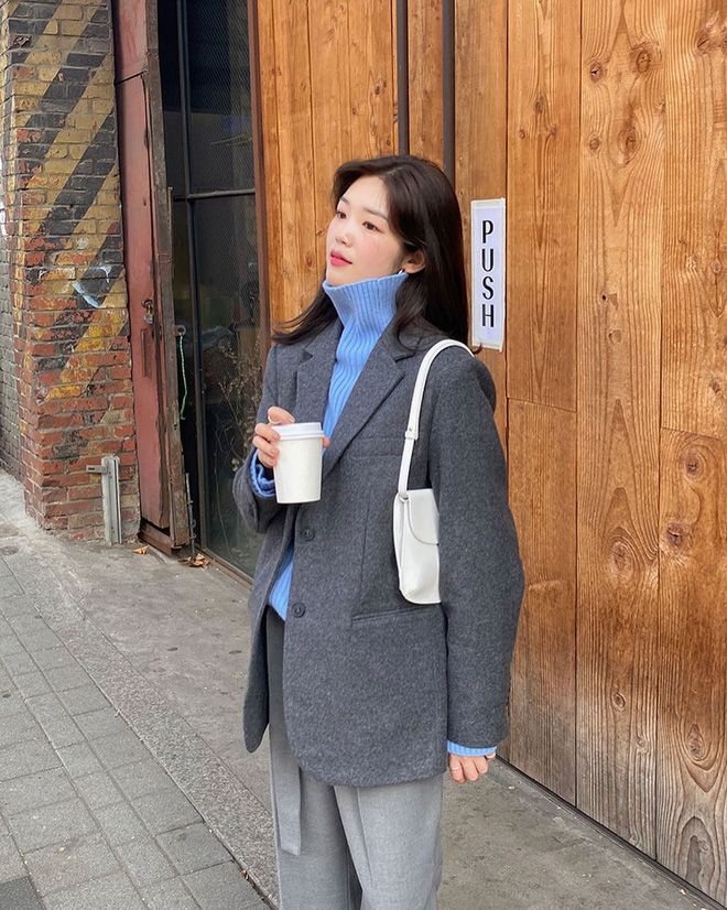 Quần ống suông kết hợp áo dạ ngắn tạo vẻ thanh lịch, hiện đại. Tỷ lệ cơ thể được cân bằng, tổng thể gọn gàng. Hợp môi trường công sở và dễ phối màu trung tính.