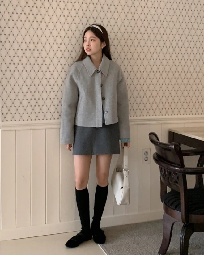 Boots là mảnh ghép hoàn hảo của áo dạ ngắn, giúp chân trông dài và dáng cân đối. Outfit thêm sang trọng, hiện đại, hợp dạo phố hoặc tiệc cuối năm.