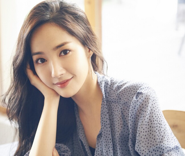Sau thành công của Thư ký Kim sao thế?, Park Min Young được khán giả ưu ái gọi là “đệ nhất thư ký” nhờ nhan sắc nổi bật cùng phong cách thời trang công sở thanh lịch, chuẩn mực.