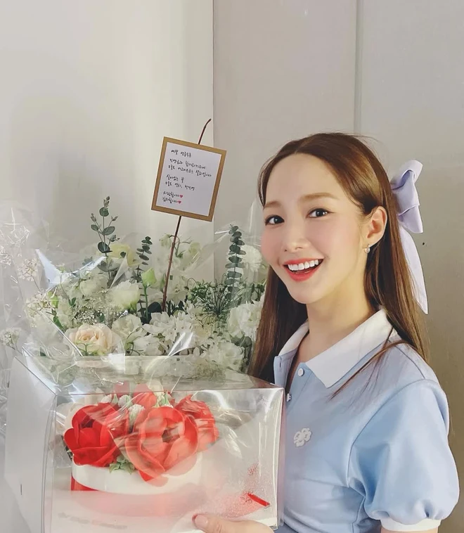 Tóc buộc nửa cân bằng giữa sự gọn gàng và nữ tính, giúp khuôn mặt thanh thoát hơn, phù hợp với nàng công sở muốn đổi gió nhẹ nhàng, không quá phá cách.