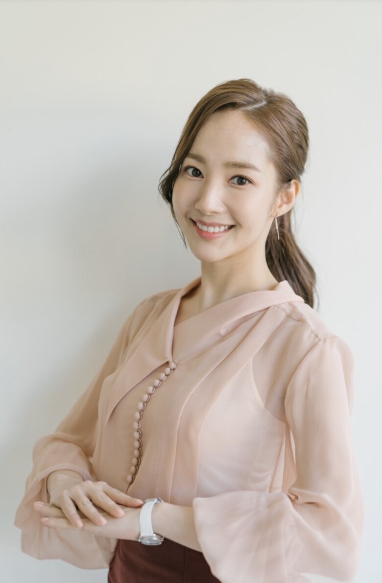 Tóc đuôi ngựa buộc vừa phải tạo cảm giác năng động, trẻ trung nhưng không kém phần tinh tế, phù hợp những ngày làm việc bận rộn, cần sự gọn gàng, linh hoạt.