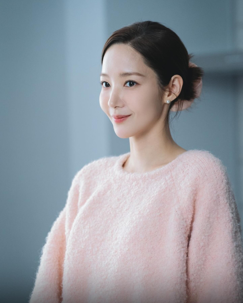 Tóc búi thấp giúp Park Min Young ghi điểm với vẻ ngoài chỉn chu, nền nã, phù hợp môi trường công sở cần sự nghiêm túc nhưng vẫn giữ nét mềm mại, thanh lịch.