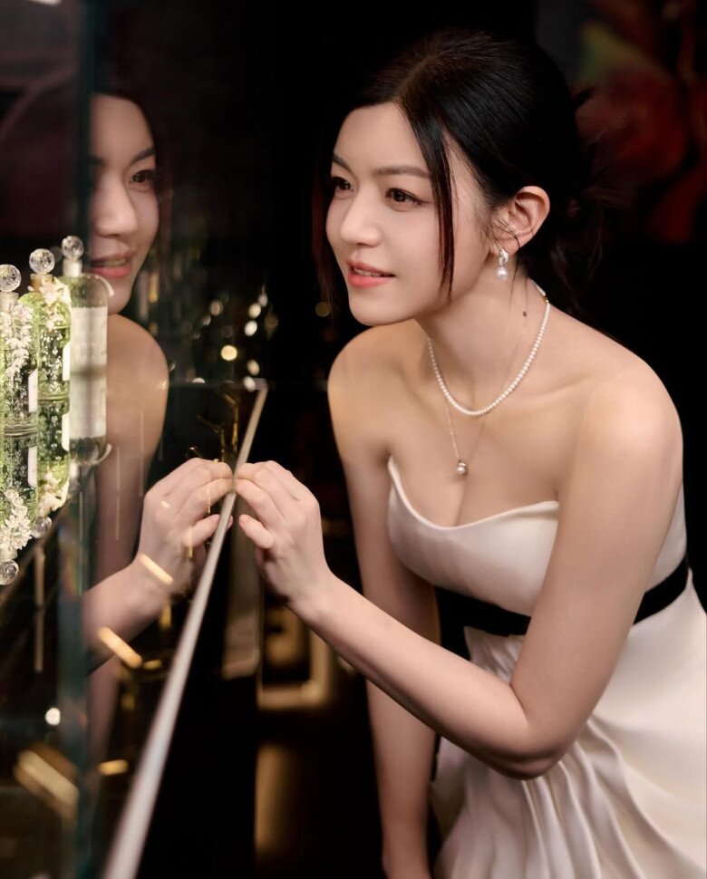 Ở tuổi U45, Trần Nghiên Hy vẫn giữ được nhan sắc trong trẻo và vóc dáng mảnh mai khiến nhiều người ngưỡng mộ. Nhờ chế độ ăn thanh đạm, đặc biệt là thói quen ăn bông cải xanh mỗi ngày, cô không chỉ giảm cân thành công mà còn nuôi dưỡng làn da khỏe, căng bóng từ bên trong.