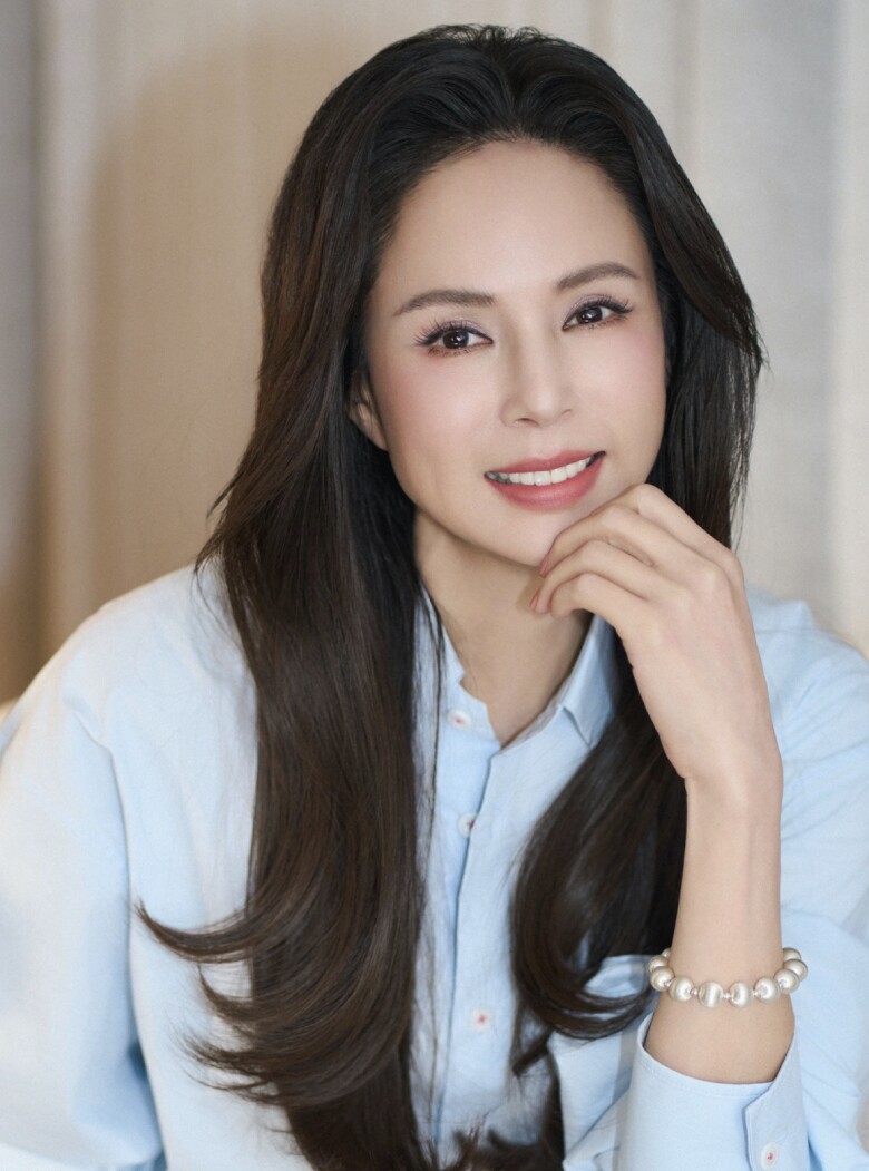 Lý Nhược Đồng sở hữu mái tóc đen dày, bóng mượt khiến nhiều người ngưỡng mộ. 