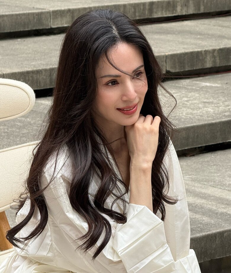 Visual trẻ đẹp vượt thời gian của Tiểu Long Nữ Lý Nhược Đồng ở tuổi 59.