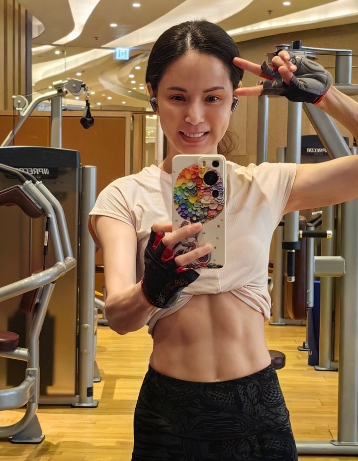 Body với cơ bụng số 11 rõ nét của Lý Nhược Đồng là thành quả của việc ăn uống khoa học và chăm chỉ tập luyện.