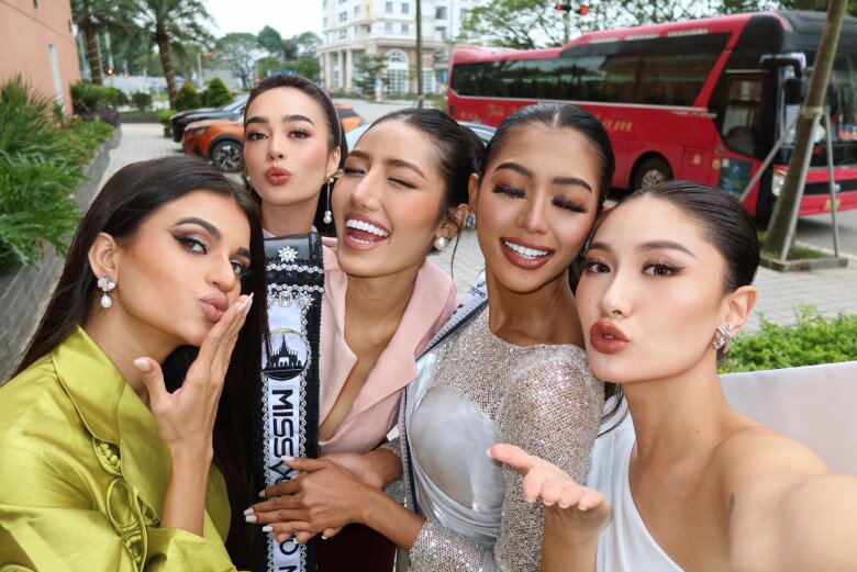 Đại diện Việt Nam thân thiện giao lưu với các thí sinh khác.