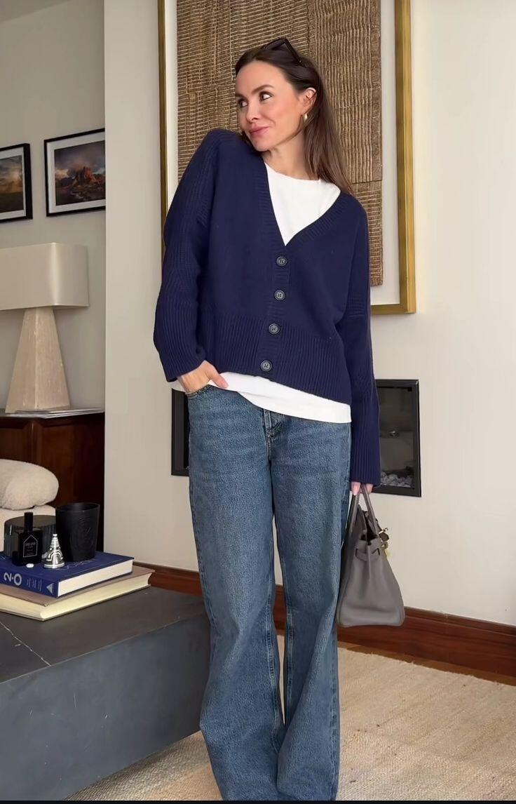 Khi phối xanh navy với trắng theo phong cách tối giản hiện đại, bạn sẽ có set đồ vừa trẻ trung, năng động lại dễ mặc. Áo khoác navy và hoodie trắng, mix sneaker cùng quần sáng màu sẽ tạo nên diện mạo cá tính, phù hợp cả khi đi học, đi chơi.