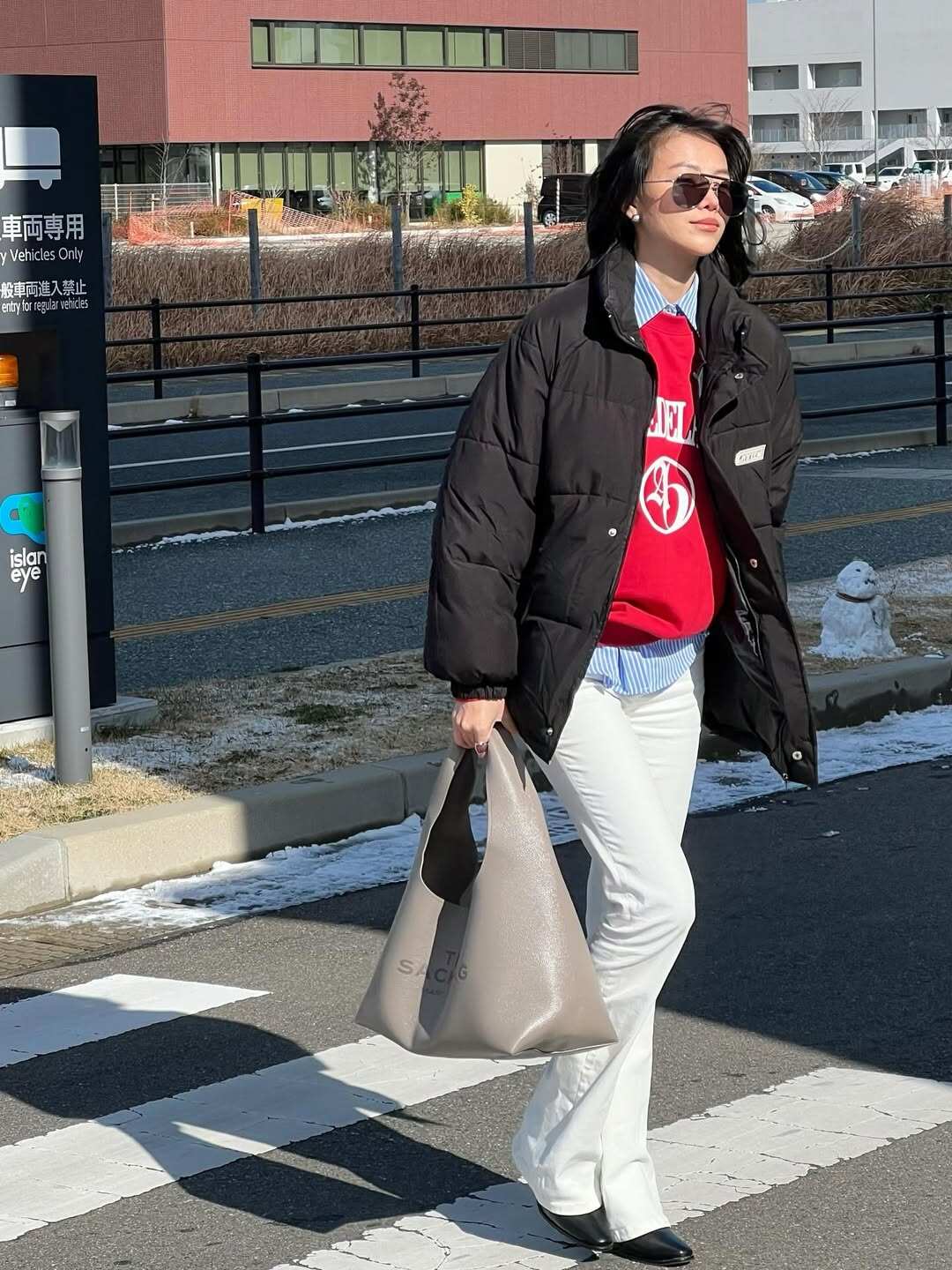 Phương Khánh trung thành với quần dài trong phong cách đời thường nhờ sự thoải mái và tinh tế. Cô thường chọn quần suông, quần ống rộng phối cùng áo đơn giản, tạo hình ảnh nhẹ nhàng, thanh lịch và dễ ứng dụng cho nhiều hoàn cảnh.