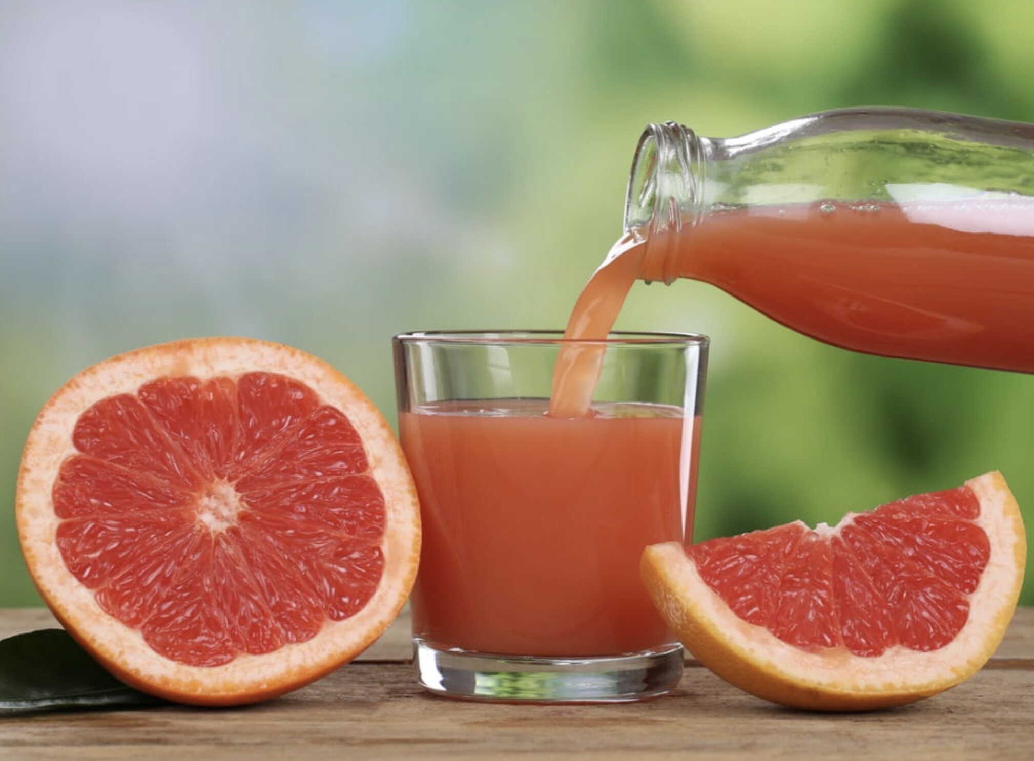 Cam, quýt, bưởi chứa nhiều vitamin C giúp da sáng mịn, đều màu và hỗ trợ sản sinh collagen tự nhiên. Thành phần chống oxy hóa trong nhóm quả này còn bảo vệ da khỏi tác hại môi trường, giảm thâm sạm và làm chậm lão hóa. Ăn đều giúp da căng bóng và rạng rỡ hơn.