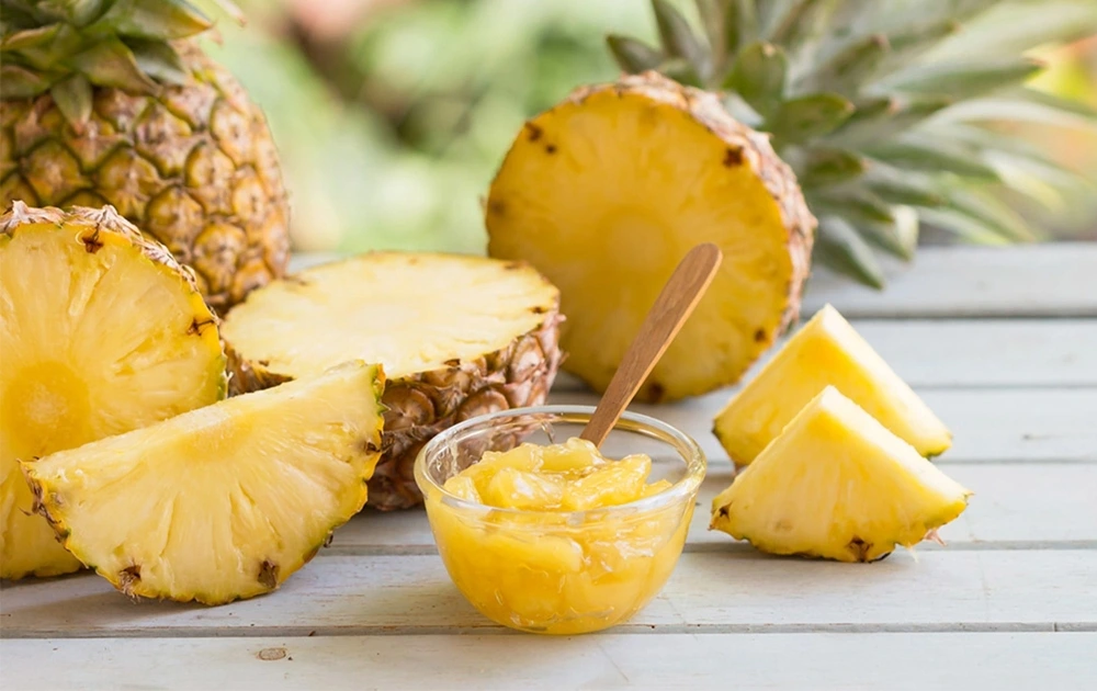 Dứa chứa bromelain giúp chống viêm, làm dịu da và loại bỏ tế bào chết nhẹ nhàng. Hàm lượng vitamin C cao trong dứa kích thích collagen, giúp da căng và đàn hồi hơn. Ăn dứa thường xuyên giúp da sáng hơn, giảm sạm và luôn giữ được độ ẩm tự nhiên.