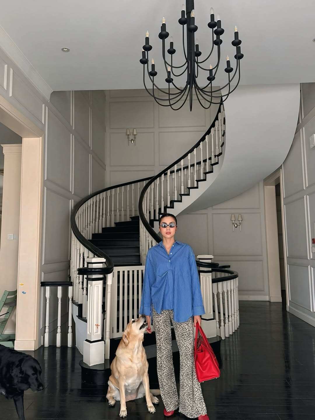 Gu ăn mặc amp;#34;giàu ngầmamp;#34; của hai con dâu nhà tỷ phú Johnathan Hạnh Nguyễn - 8