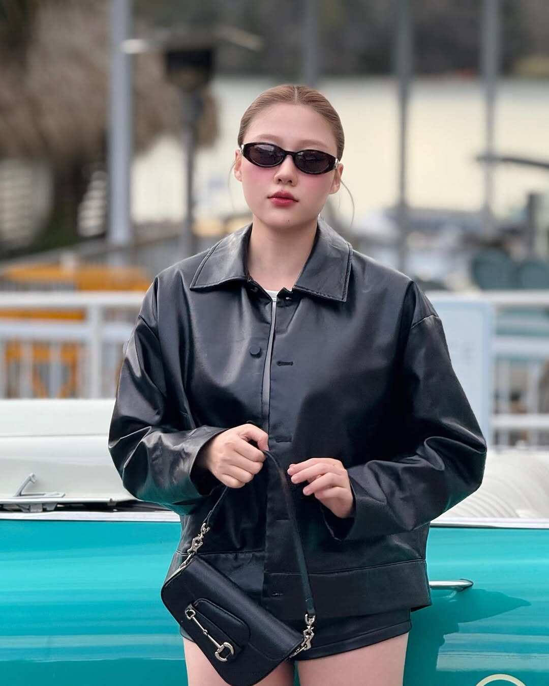 Thời trang của Uyển Ân ngày càng cho thấy sự chuyển mình rõ rệt, từ kín đáo sang gợi cảm có chọn lọc. Nữ diễn viên ưu tiên thiết kế tôn dáng, phom gọn gàng, phối đồ tối giản, giúp tổng thể vừa hiện đại vừa phù hợp hình ảnh trưởng thành hơn.