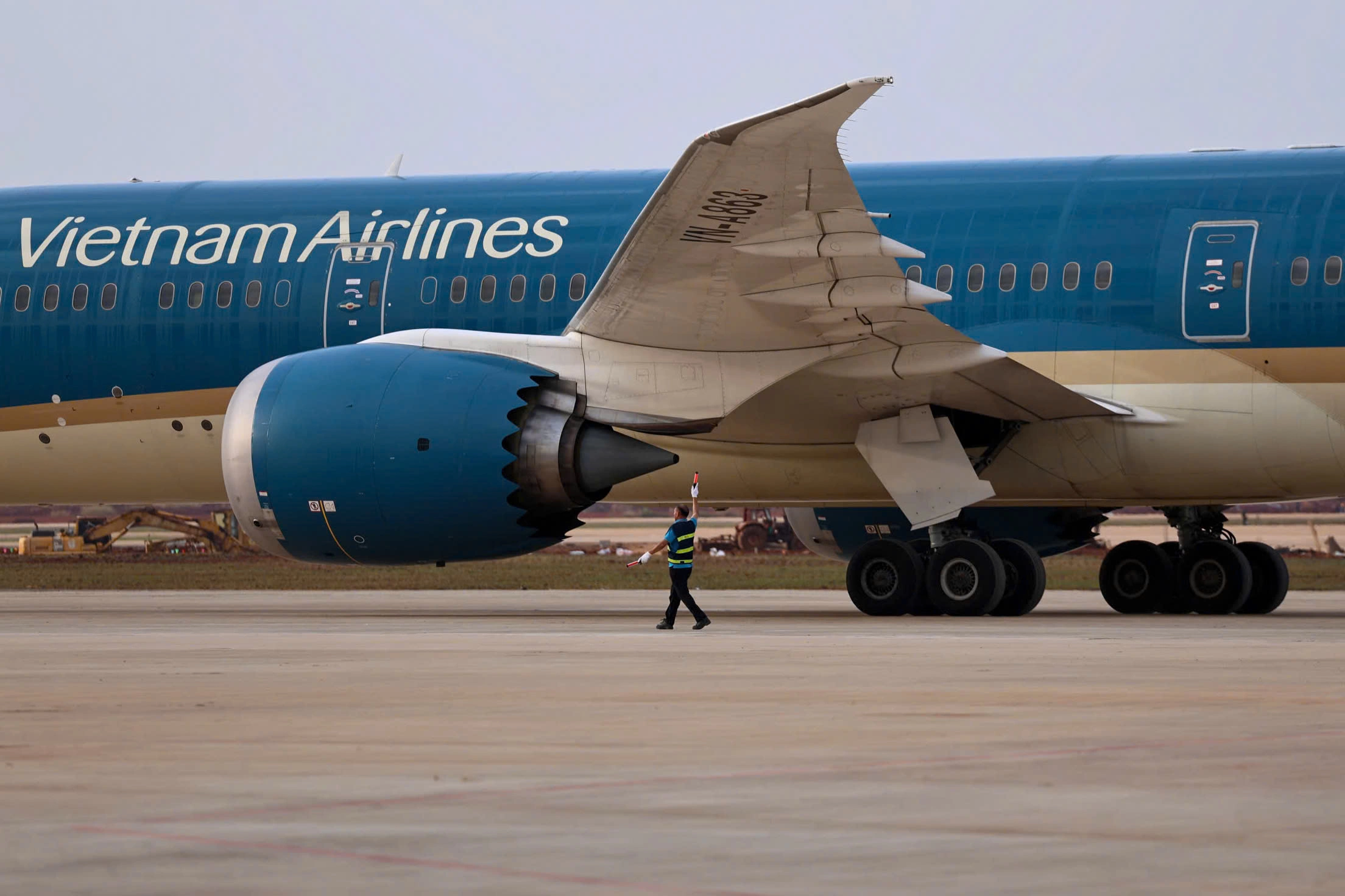 Nhân viên ở sân bay Long Thành hướng dẫn máy bay sau khi đáp