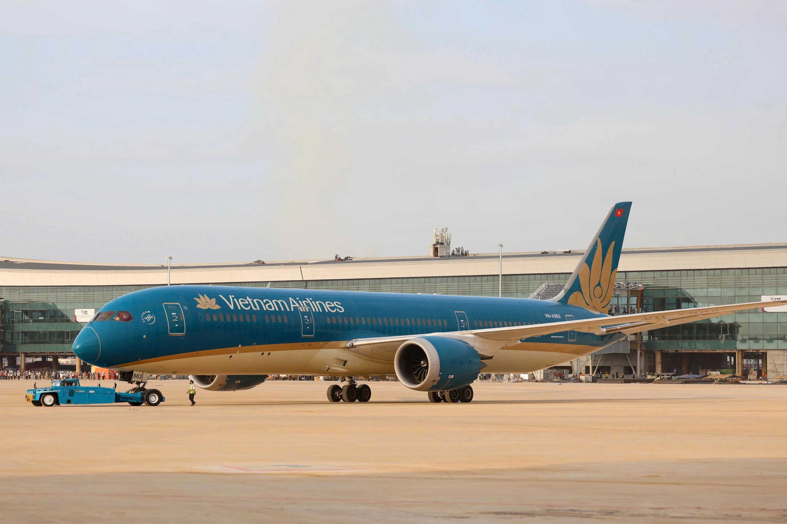 Nhân viên ở sân bay Long Thành hướng dẫn máy bay sau khi đáp