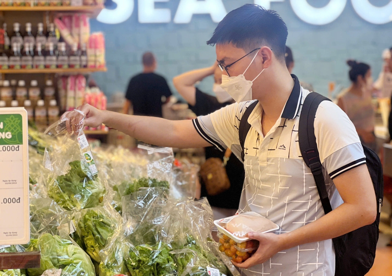 Người dân đi chợ, siêu thị mua nhu yếu phẩm, tháng 9/2024. Ảnh: Hoàng Phương