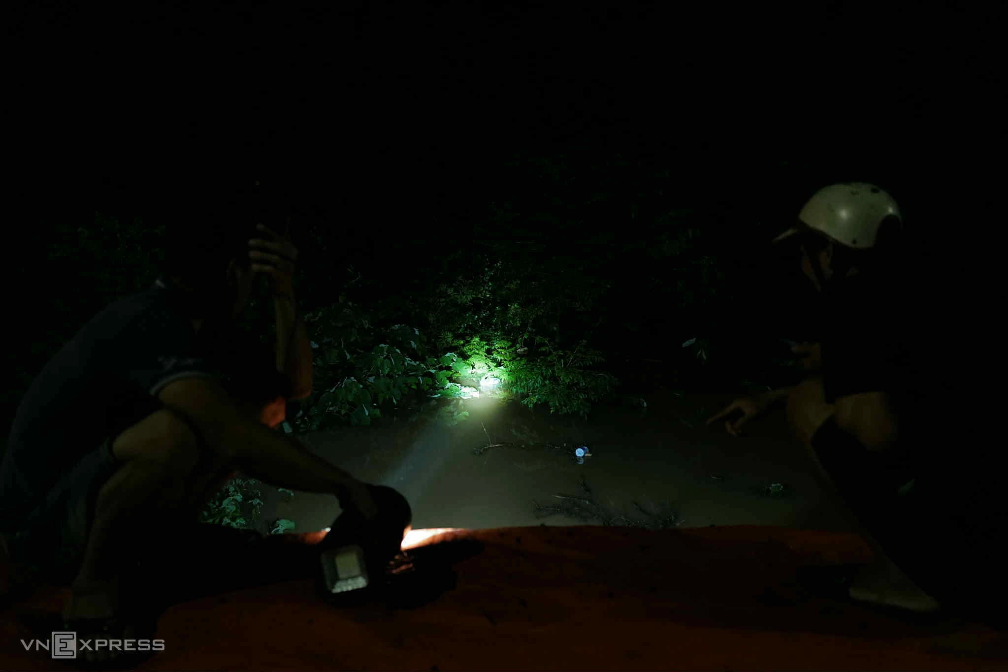 Người dân Bắc Ninh xuyên đêm ngăn lũ tấn công. Video: Huy Mạnh - Lâm Nguyễn