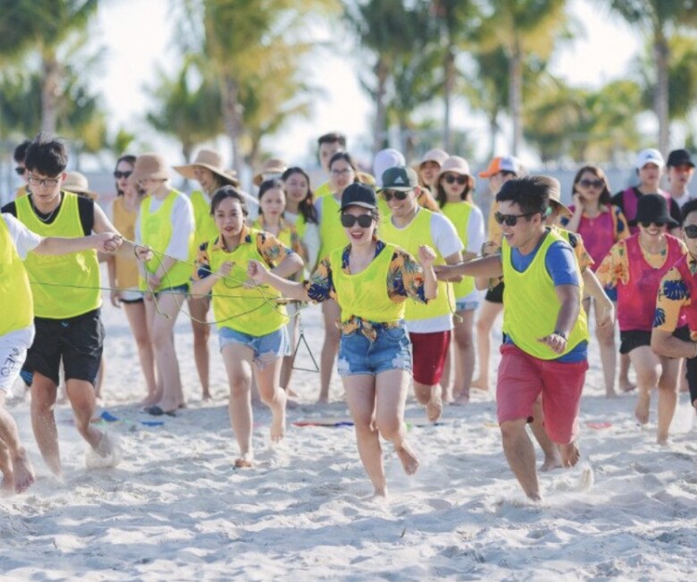 Team building dưới nắng biển luôn náo nhiệt nhưng dễ làm tóc rối, mặt bóng và trang phục xộc xệch. Chuẩn bị sẵn đồ nhỏ giúp bạn giữ thần thái chỉn chu xuyên suốt hoạt động.