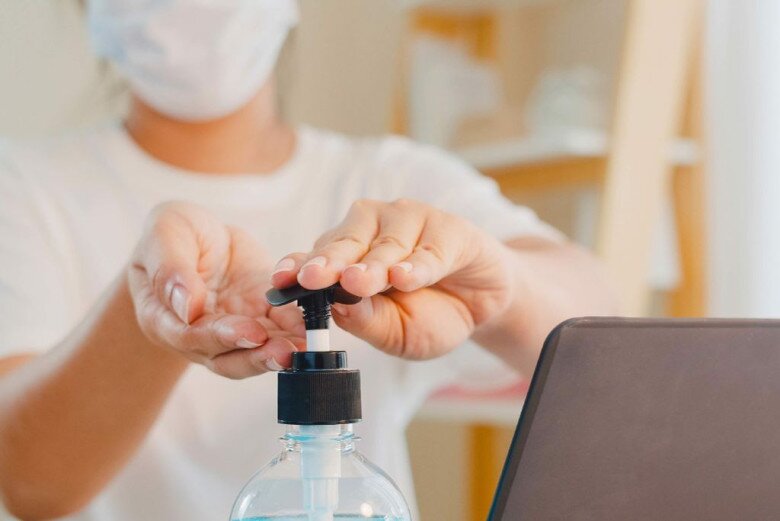 Nước rửa tay giúp bạn giữ đôi tay sạch thơm sau các hoạt động ngoài trời, tạo cảm giác tự tin khi giao tiếp, nâng ly hoặc chụp ảnh cận cảnh trong gala dinner.