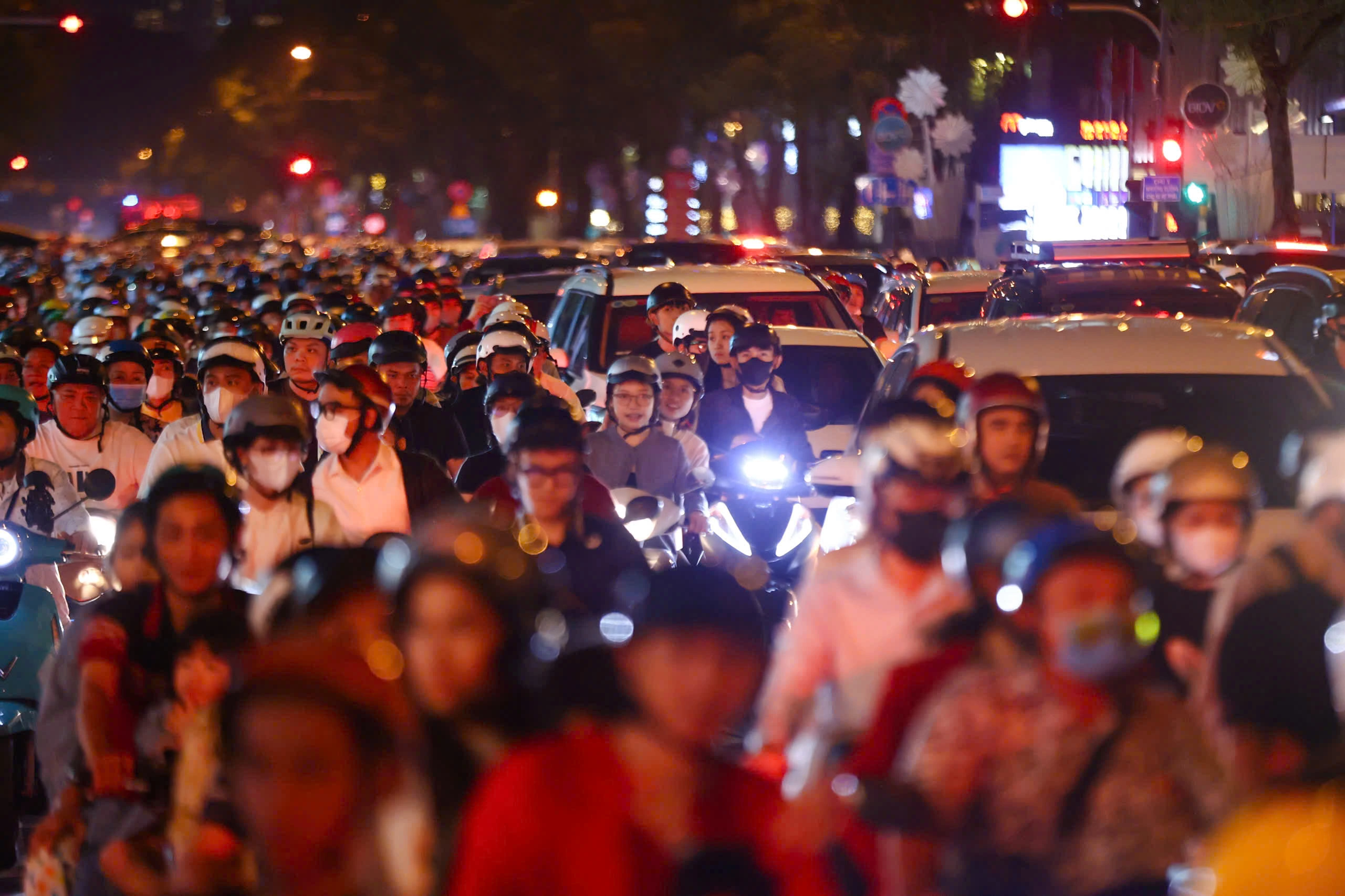 Đông nghịt người đón Giáng sinh - 7