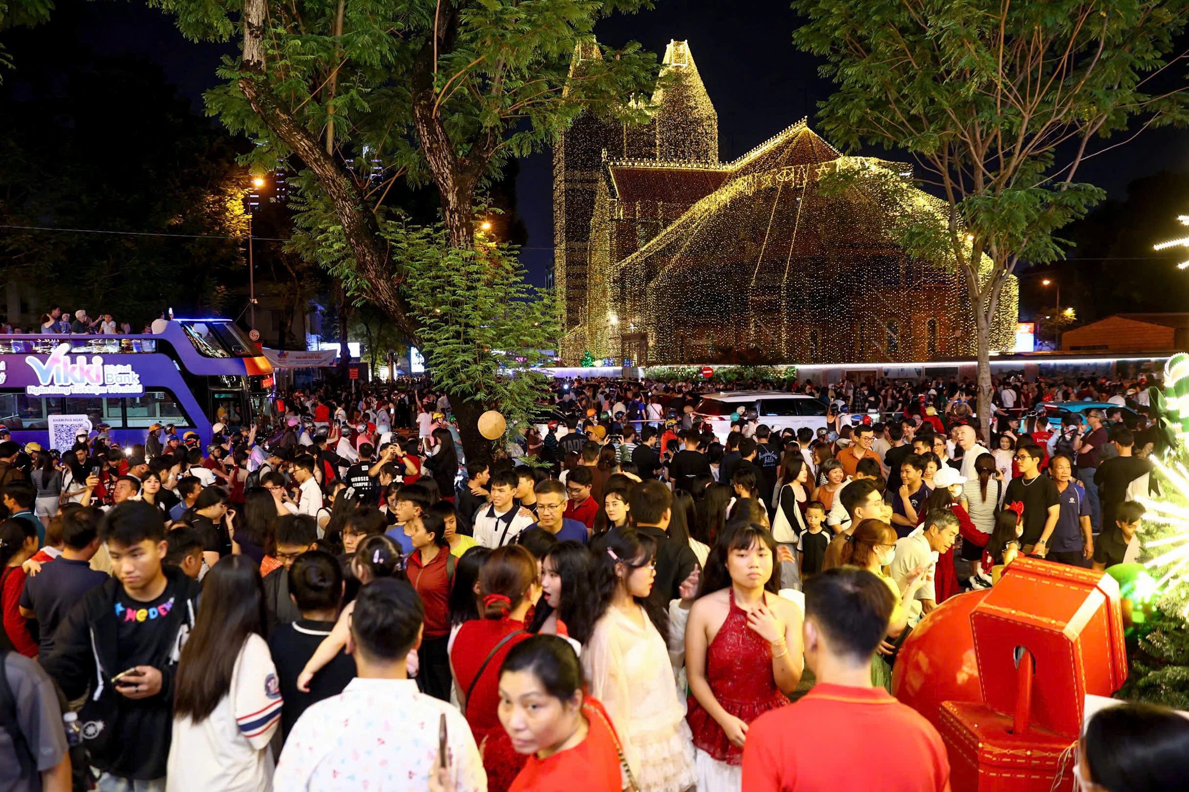 Các tuyến đường quanh khu vực Nhà thờ Đức Bà kẹt cứng người. Riêng đường Lê Duẩn ùn ứ gần một km. Lực lượng cảnh sát giao thông phải bố trí nhiều khu vực để điều tiết, hạn chế ùn tắc.