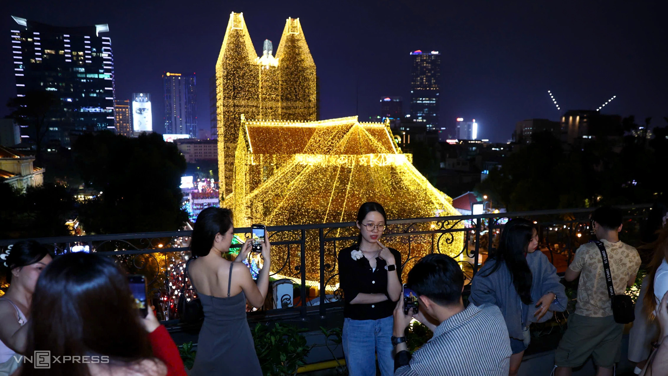 Đông nghịt người đón Giáng sinh - 12