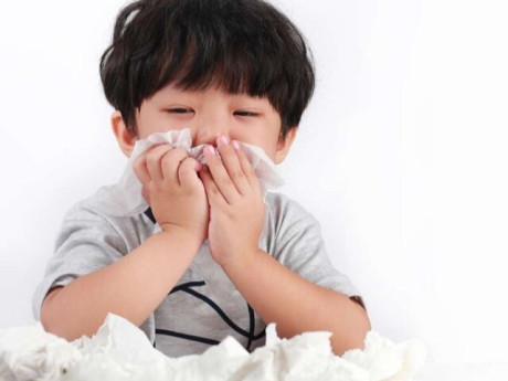 Căn bệnh trẻ nhỏ hay mắc lúc giao mùa, bố mẹ thường nhầm lẫn khiến con dễ gặp biến chứng nặng