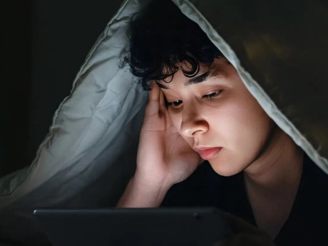 Giới trẻ mắc kẹt với thói quen “ngủ ngày, cày đêm”, chuyên gia cảnh báo và khuyên 1 điều cần phải làm ngay