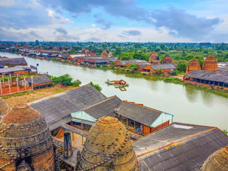 Tỉnh nào “xứ sở dừa”, vùng đất Phù Nam dâng cho chúa Nguyễn, là quê của nhà thơ có công lớn trong sử Việt?