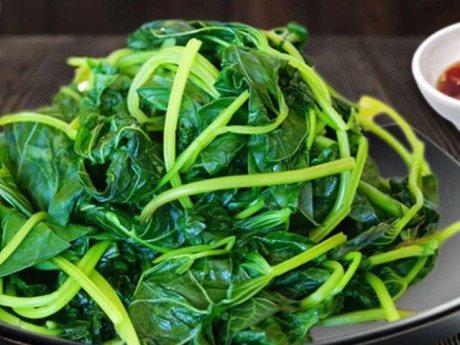 Rau luộc nước lạnh hay nước sôi tốt hơn, có nên cho muối để rau xanh? Đáp án đúng khiến nhiều người...