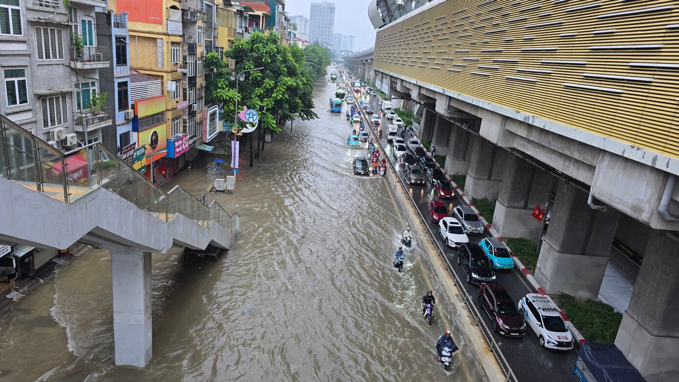 Đường Nguyễn Trãi, đoạn ga đường sắt trên cao luôn là điểm nóng về ngập lụt. Đến sáng ngày 7/10, khu vực ngập sâu nhất đến 70cm. 