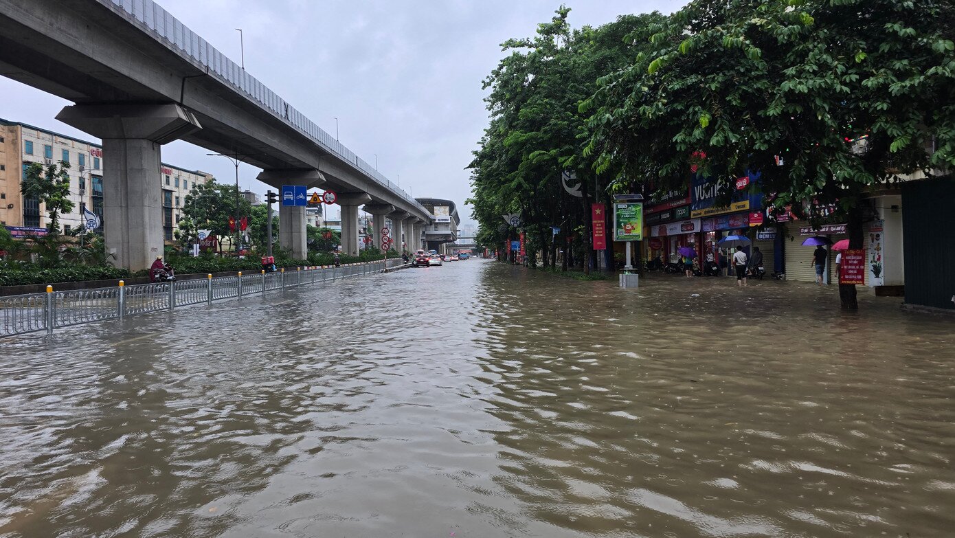 Khu vực đường Nguyễn Trãi, đoạn ngã ba Nguyễn Tuân và Trường ĐH KHXHamp;NV chìm trong biển nước.