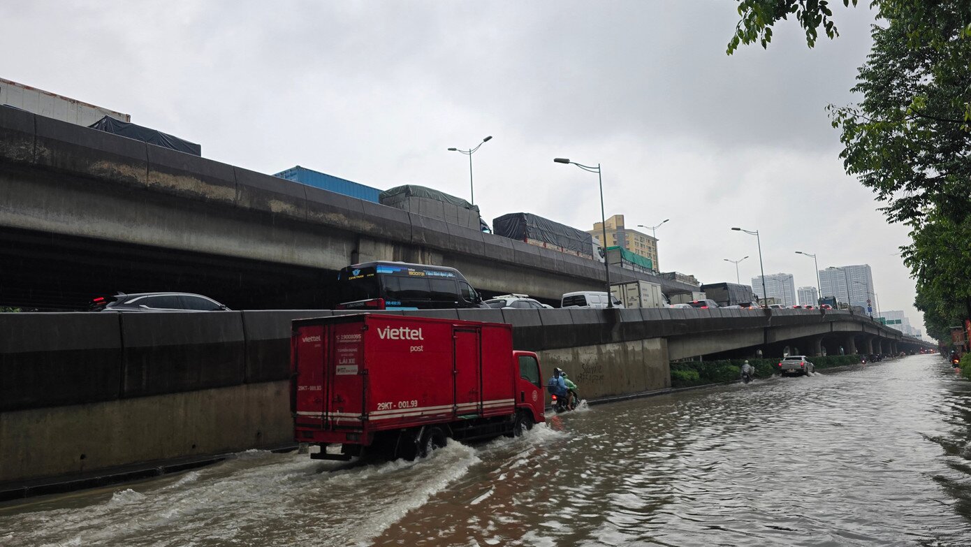 Khu vực đường Nguyễn Xiển - Phạm Hùng cũng bị ngập sâu. Đường vành đai 3 trên cao và đường dẫn đoạn trước UBND phường Thanh Xuân ùn tắc.