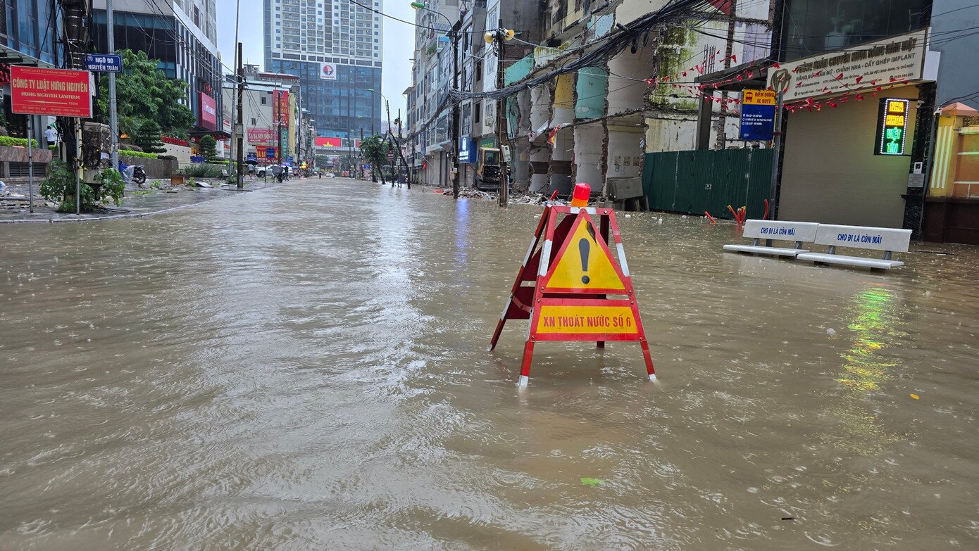 Khu vực đường Nguyễn Tuân nước ngập ngang đùi người lớn. Nhiều phương tiện cố di chuyển đã bị chết máy