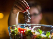 Sức khỏe - 5 tín hiệu cảnh báo cơ thể đang thừa muối, nhiều người trẻ hay chủ quan rồi rước bệnh