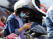 Tin tức - Người tham gia giao thông sử dụng điện thoại khi dừng đèn đỏ có bị xử phạt không?