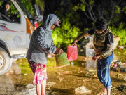 Tin tức - Xuyên đêm phát quà cứu trợ cho bà con vùng lũ Đắk Lắk