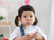 Sức khỏe - Vì sao mùa lạnh trẻ ngại uống sữa hơn? Đây là cách đơn giản giúp trẻ thích uống sữa lại tăng đề kháng vững vàng