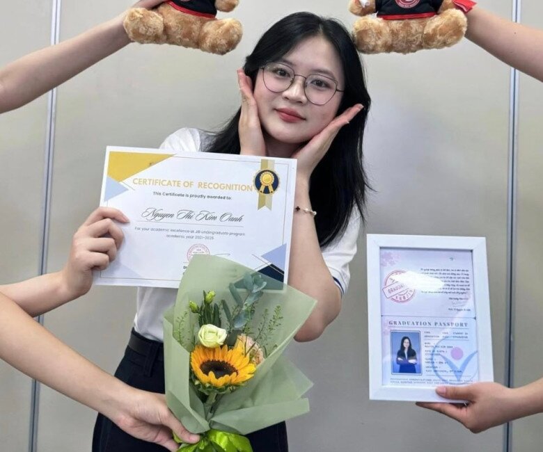 Kim Oanh có bảng thành tích học tập xuất sắc 