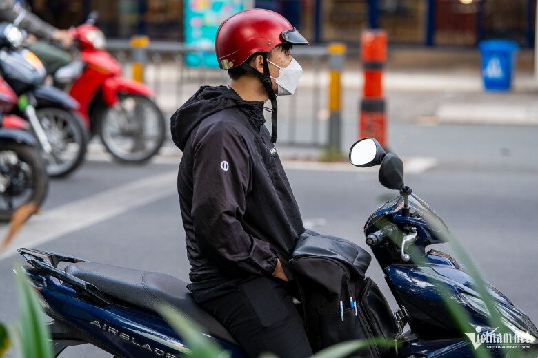 Anh Minh Tâm cho biết, gió tạt vào người khiến anh tê buốt, phải thoa dầu gió giữ ấm mới tập trung lái xe được. Ảnh: Tuấn Hùng