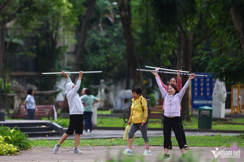 Người lớn tuổi cho biết thời tiết lạnh đột ngột dễ gây đau nhức xương khớp, thành nỗi lo ngại mỗi khi ra ngoài buổi sáng sớm. Ảnh: Tuấn Hùng