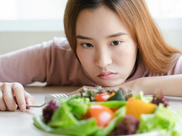 4 thói quen ăn uống sai lầm khiến sức khoẻ tuột dốc không phanh, điều thứ tư nhiều người thường...